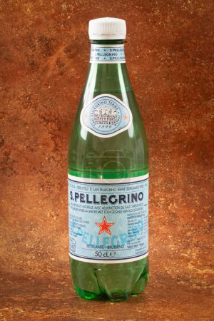 Téléchargez les photos : Vaison-la-Romaine, Vaucluse, France - 11052023 : 50 cl bouteille en plastique de marque San Pellegrino eau pétillante gros plan - en image libre de droit