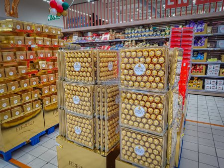 Foto de Vaison-la-Romaine, Vaucluse, Francia - 11242023: Expositor de cajas de chocolate navideño de la marca Ferrero Rocher en un pasillo de supermercado - Imagen libre de derechos