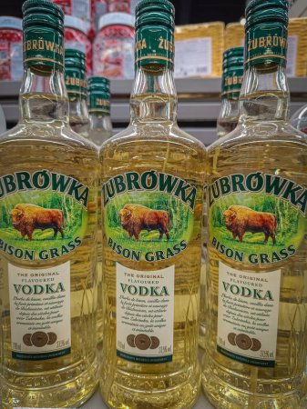 Téléchargez les photos : Vaison-la-Romaine, Vaucluse, France - 11292023 : présentation de bouteilles de vodka de marque Zubrowka bison grass dans un rayon supermarché - en image libre de droit