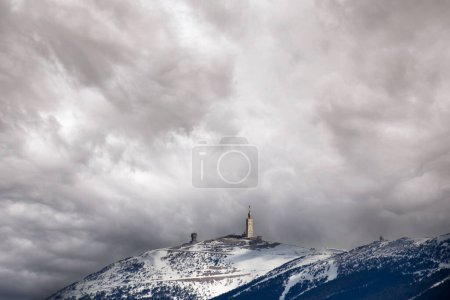 vue sur le Mont Ventoux, en hiver, avec un ciel menaçant.