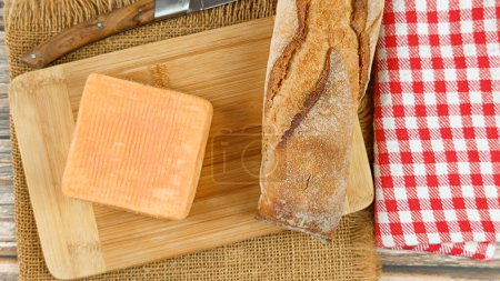 fromage : maroilles, gros plan, sur une planche à découper