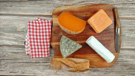 Bandeja de queso francés, de cerca, en una tabla de cortar