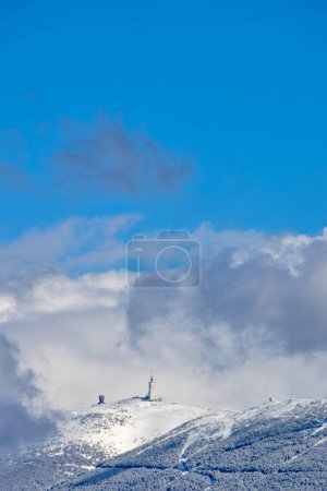 vue sur le Mont Ventoux, en hiver, avec un ciel bleu.