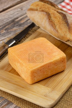 fromage : maroilles, gros plan, sur une planche à découper