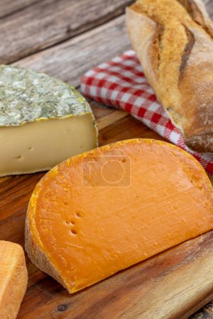 Bandeja de queso francés, de cerca, en una tabla de cortar