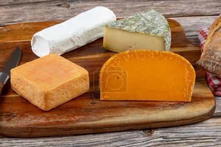 Plateau de fromage français, gros plan, sur une planche à découper