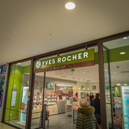 Foto de Saint-Etienne, Auvernia Ródano Alpes, Francia - 03302024: fachada de la boutique Yves Rocher en el centro comercial Center Deux en la ciudad de Saint Etienne. - Imagen libre de derechos