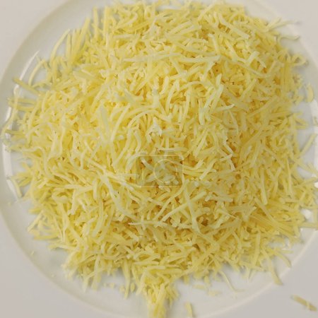 queso rallado, primer plano, en un plato