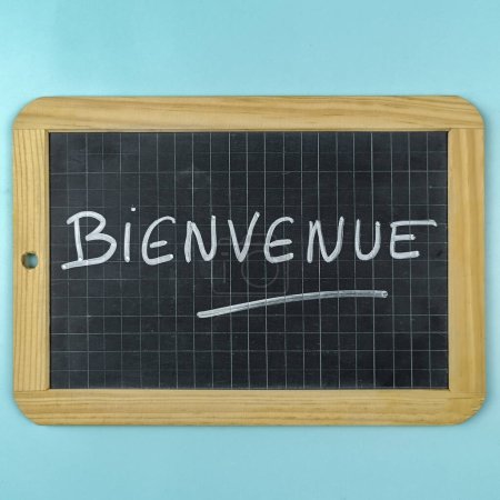 Téléchargez les photos : The word welcome written in French on a slate - en image libre de droit