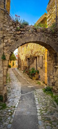 calle de los antiguos pueblos medievales de Vaison la Romaine