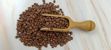 cuchara de madera llena de granos de café, primer plano