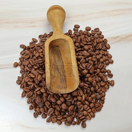 Foto de Cuchara de madera llena de granos de café, primer plano - Imagen libre de derechos