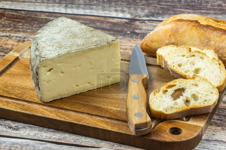 fromage : tomme de Savoie, gros plan, sur une table