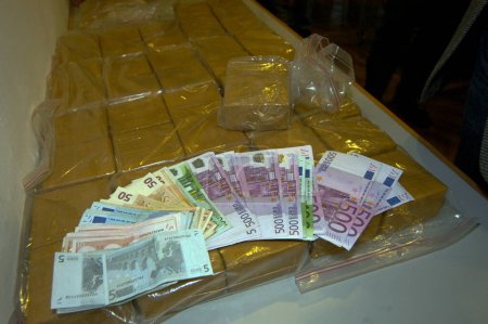 Foto de Drug money, drugs and money detected and seized by police - Imagen libre de derechos