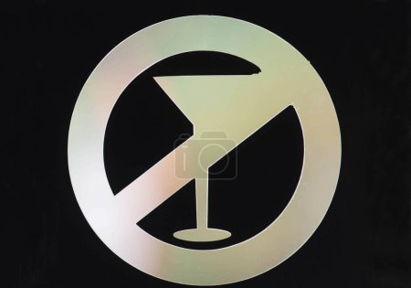 Téléchargez les photos : A symbol for alcoholism and drinking problem, alcohol and drug abuse - en image libre de droit