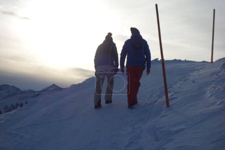Téléchargez les photos : Trekking dans les Alpes dans un paysage hivernal blanc enneigé - en image libre de droit