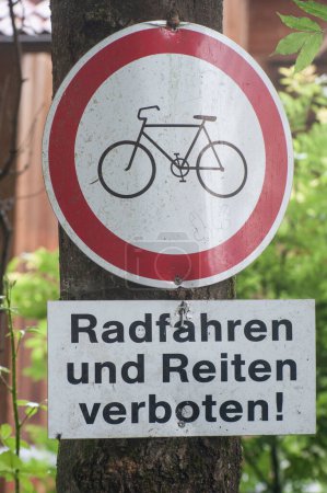 Téléchargez les photos : Une interdiction de conduire panneau routier pour les cyclistes dans la nature - en image libre de droit