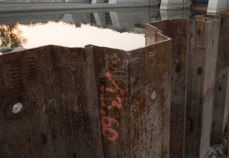 Téléchargez les photos : A sheet piling retaining wall in construction and hydraulic engineering - en image libre de droit