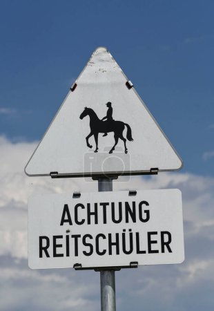 Foto de Horseback riding sign, sport and recreation, outdoor activity with a horse - Imagen libre de derechos