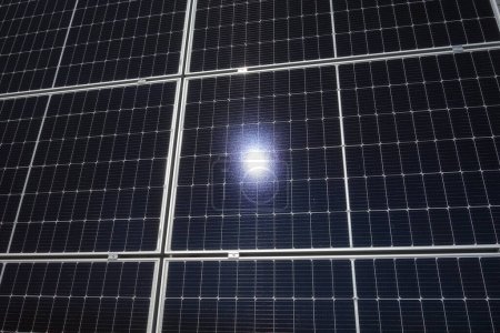 Foto de Panel solar y fotovoltaica para generar energía y energía sostenibles - Imagen libre de derechos