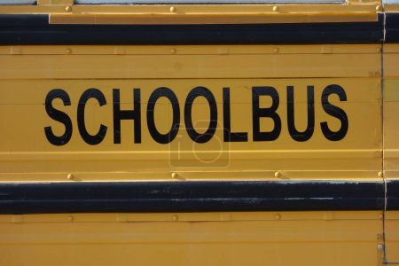 Foto de El autobús escolar para conducir a los escolares de forma segura a la escuela - Imagen libre de derechos
