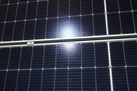 Foto de Panel solar y fotovoltaica para generar energía y energía sostenibles - Imagen libre de derechos