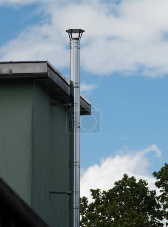 Téléchargez les photos : A chimney on a building for exhaust gases or smoke from heating - en image libre de droit