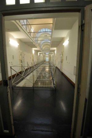Foto de El pasillo vacío de una prisión, sin prisioneros ni guardias - Imagen libre de derechos