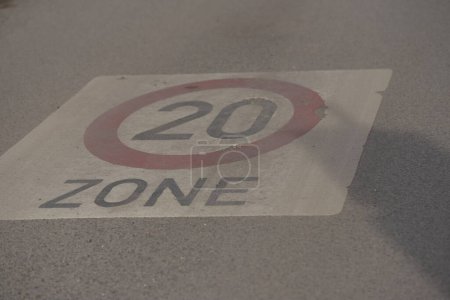 Téléchargez les photos : 20 kilomètres par heure panneau de limitation de vitesse dans la rue - en image libre de droit