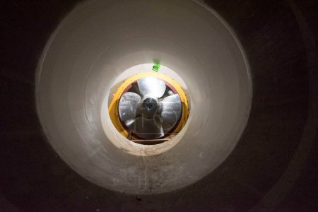 Téléchargez les photos : Turbine kaplan un dispositif mécanique rotatif pour la production d'énergie et de puissance - en image libre de droit