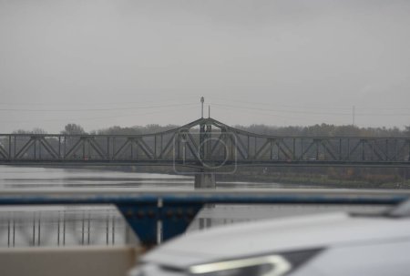 Foto de Puente de hierro en la construcción de armaduras para fines de tráfico y transporte - Imagen libre de derechos