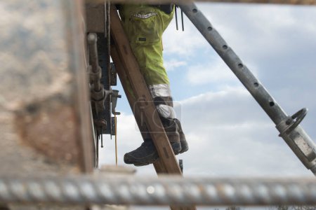 Téléchargez les photos : Un escabeau pour grimper lorsque les gens travaillent en hauteur - en image libre de droit
