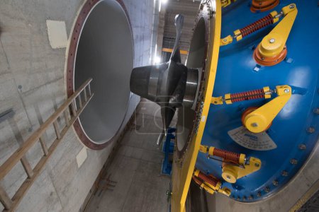 Téléchargez les photos : Turbine kaplan un dispositif mécanique rotatif pour la production d'énergie et de puissance - en image libre de droit