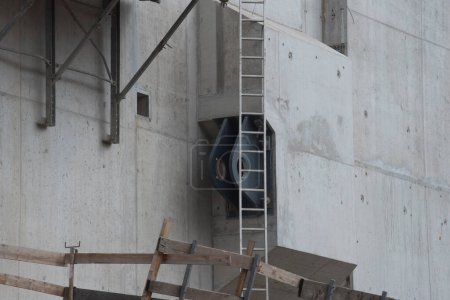 Téléchargez les photos : Un escabeau pour grimper lorsque les gens travaillent en hauteur - en image libre de droit