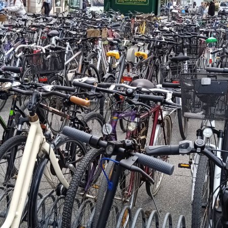Foto de Aparcamiento de bicicletas o bicicletas, plaza de aparcamiento de bicicletas en la ciudad - Imagen libre de derechos