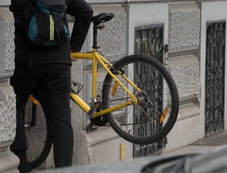 Téléchargez les photos : Bicycle theft, stealing of a bike, means of transport and mobility - en image libre de droit