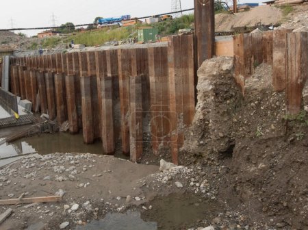Téléchargez les photos : A sheet piling retaining wall in construction and hydraulic engineering - en image libre de droit
