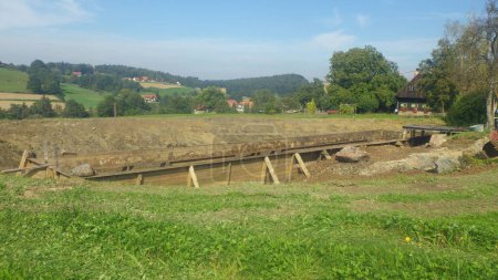 Téléchargez les photos : Construction d'étang pour l'aménagement paysager de l'eau - en image libre de droit