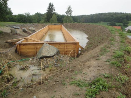 Téléchargez les photos : Construction d'étang pour l'aménagement paysager - en image libre de droit