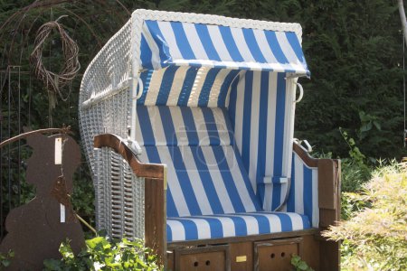 Foto de Sillas o sillones para sentarse y relajarse en el jardín - Imagen libre de derechos