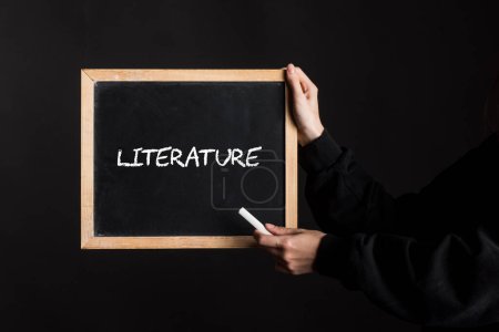 Foto de Un letrero de pizarra con la palabra Literatura escrita en ella - Imagen libre de derechos