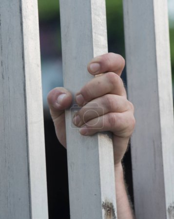 Foto de Prisionero mirando por la ventana de una celda de prisión - Imagen libre de derechos