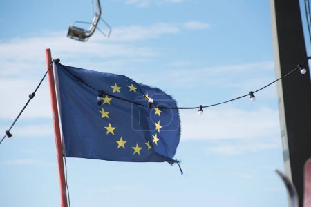 Foto de Bandera de la Unión Europea, bandera azul con estrellas amarillas que representan a la UE - Imagen libre de derechos