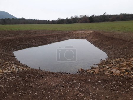 Téléchargez les photos : Construction d'étang pour l'aménagement paysager de l'eau - en image libre de droit