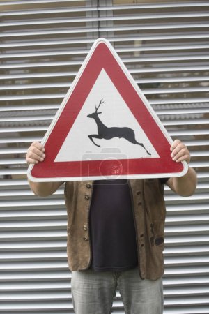 Foto de Atención tráfico de cruce de animales o señal de tráfico, triángulo rojo como aviso de advertencia - Imagen libre de derechos