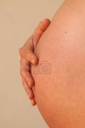una mujer embarazada con un bulto de bebé, un niño antes del nacimiento