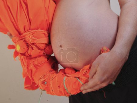 eine schwangere Frau mit Babybauch, Kind vor der Geburt