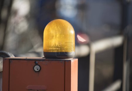 orangefarbenes Blinklicht für Auto, Warnsignal im Straßenverkehr