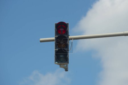 Foto de Semáforo rojo en la calle, símbolo de parada - Imagen libre de derechos