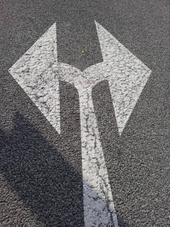Bodenmarkierung oder Straßenmarkierung, sichtbare Markierungen zur Verkehrssicherheit